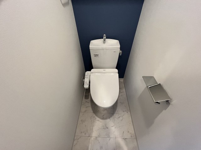 トイレ　落ち着いた色調のトイレです
