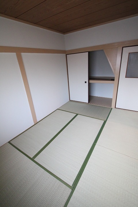 香里ケ丘1丁目戸建の居間写真