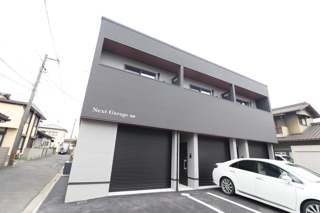 建物外観　ガレージ付き★