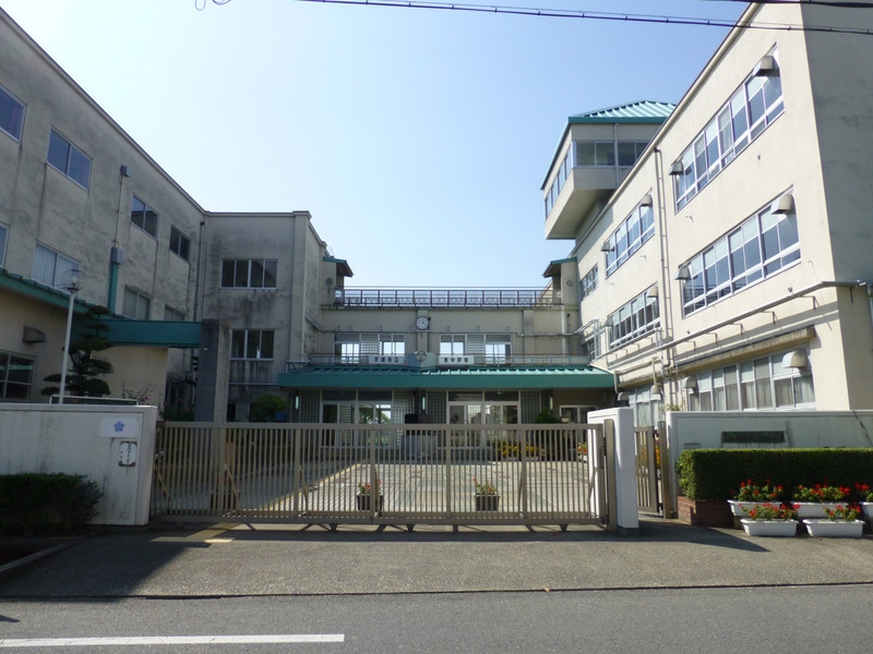 中学校　南中学校（中学校）まで997m