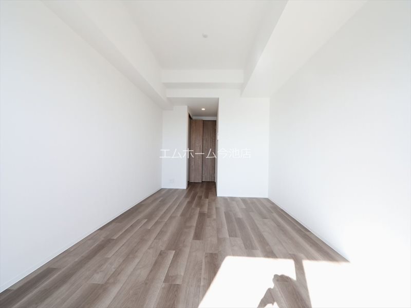 居室・リビング　洋室9.9帖　エアコン完備　バルコニーに面しています