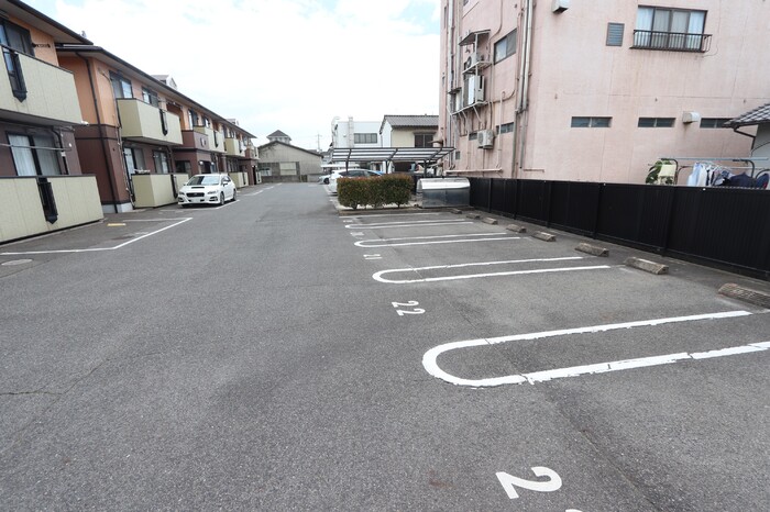 駐車場　駐車場に車を止められます