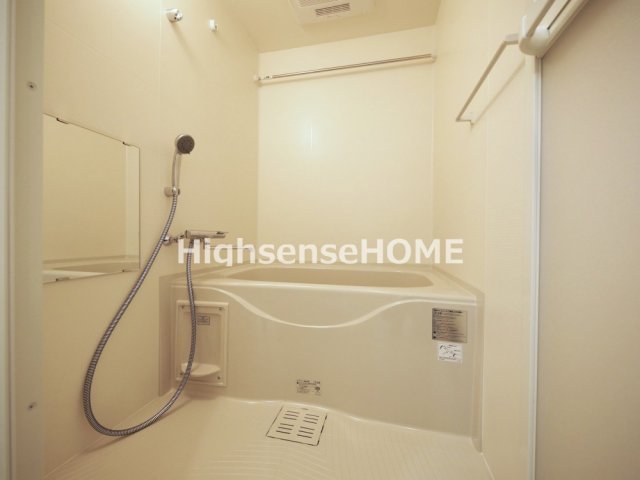 バス・シャワールーム　コンパクトで使いやすいお風呂です