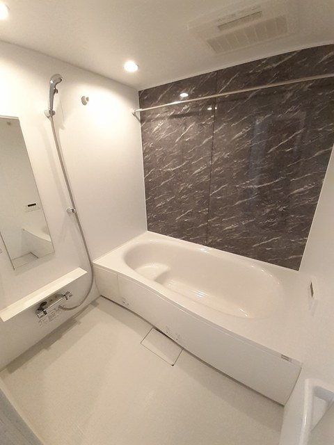 バス・シャワールーム　追い焚き・浴室乾燥機付きのお風呂です♪