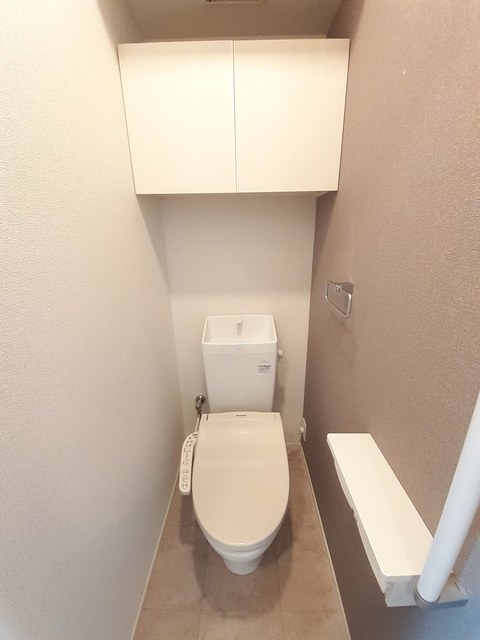 トイレ　嬉しい温水洗浄便座付きです♪