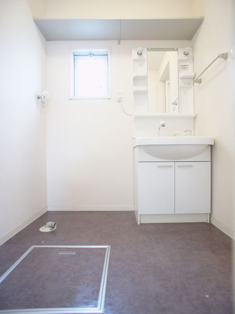 洗面設備　洗髪洗面化粧台と洗濯機置き場があります♪