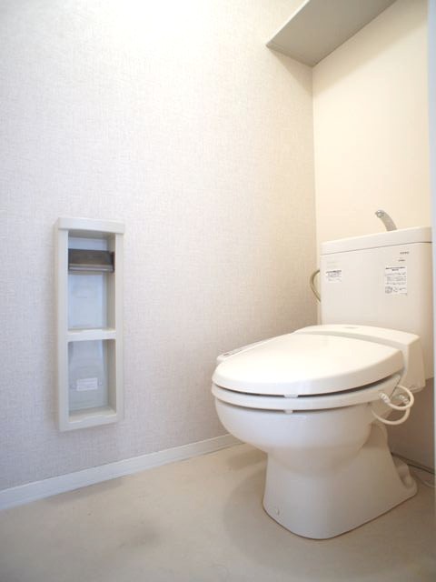 トイレ　温水洗浄暖房便座機能付きです♪