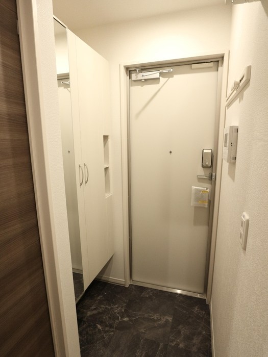 玄関　身だしなみチェックに便利な全身ミラー付きの玄関