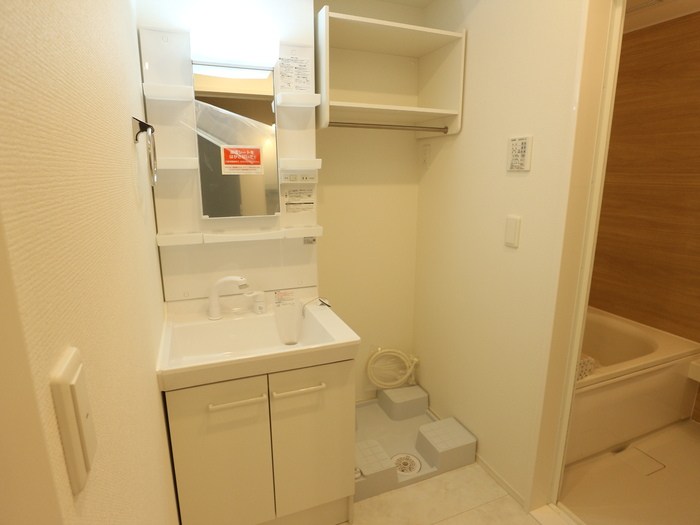 洗面設備　洗濯機置場もスペースが確保されており、使いやすい洗面室です