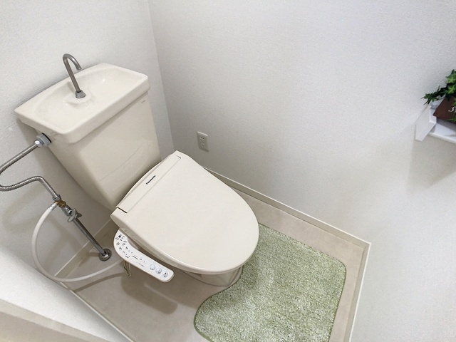 トイレ　掲載写真は同型モデルを掲載しており実際のお部屋と仕様等が異な