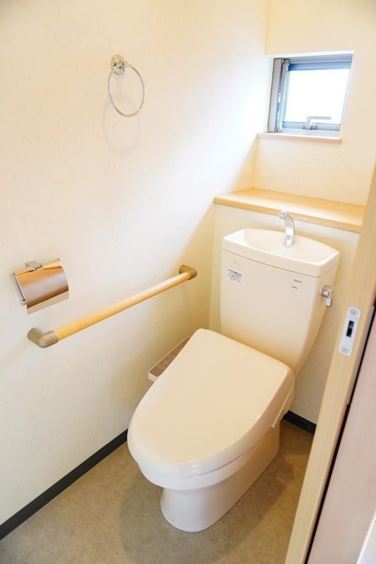 トイレ　トイレは快適な温水洗浄便座付き