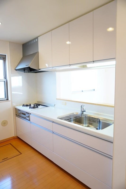 キッチン　３口ガスコンログリル付システムキッチンでお料理ラクラク