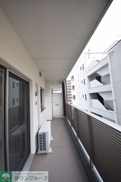 バルコニー　しっかり物干しフックも完備のバルコニー