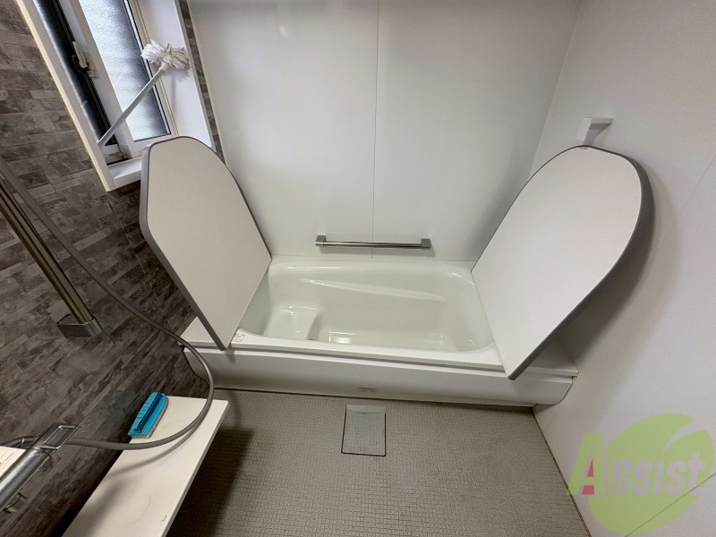 バス・シャワールーム　浴室は１坪風呂でかなりゆとりがありますね。