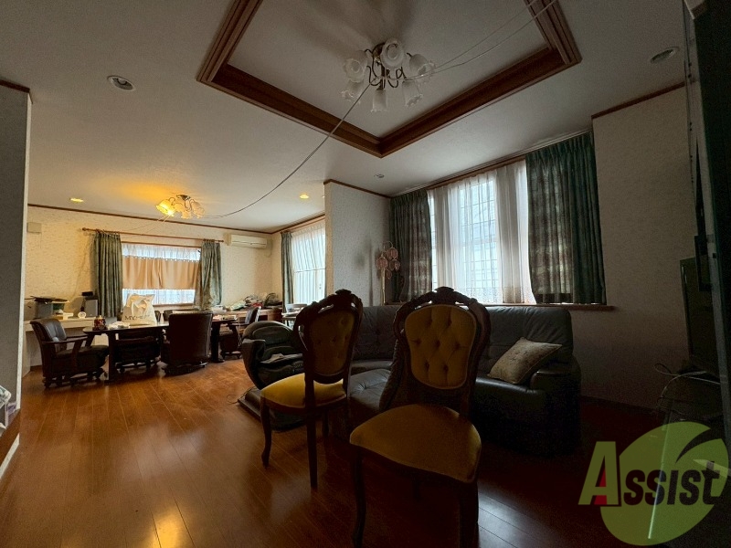 居室・リビング　こちらは２６．７帖のリビングになります。