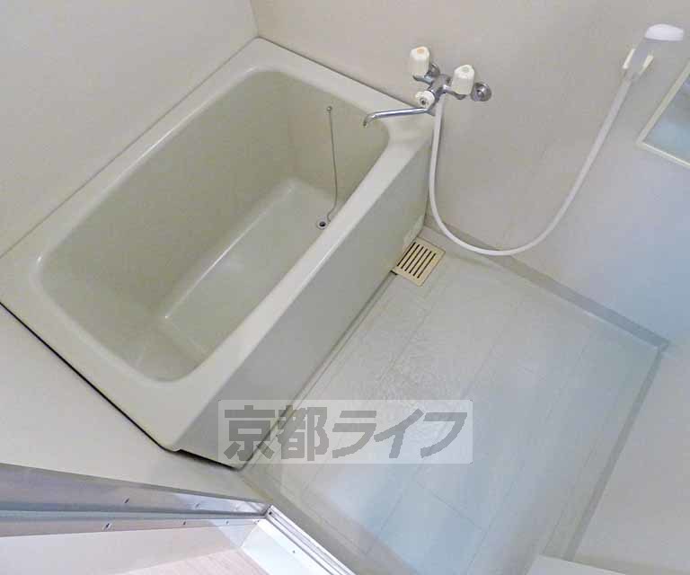 バス・シャワールーム　広々とした浴室です。