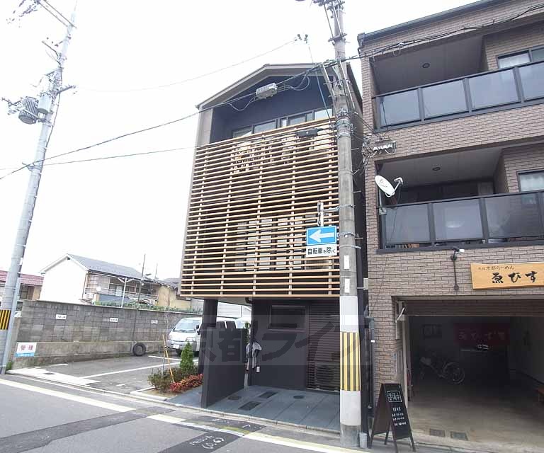 建物外観　格子状の外観が映えますね。
