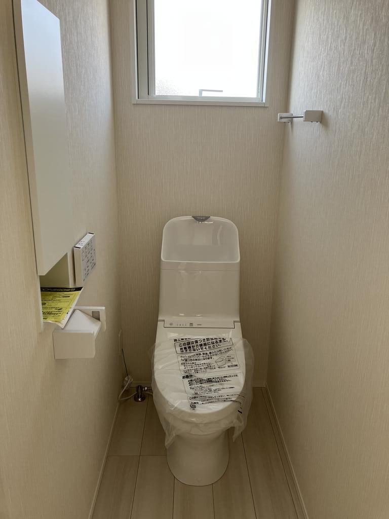 トイレ　温水洗浄便座、窓、タオル掛け、収納あり