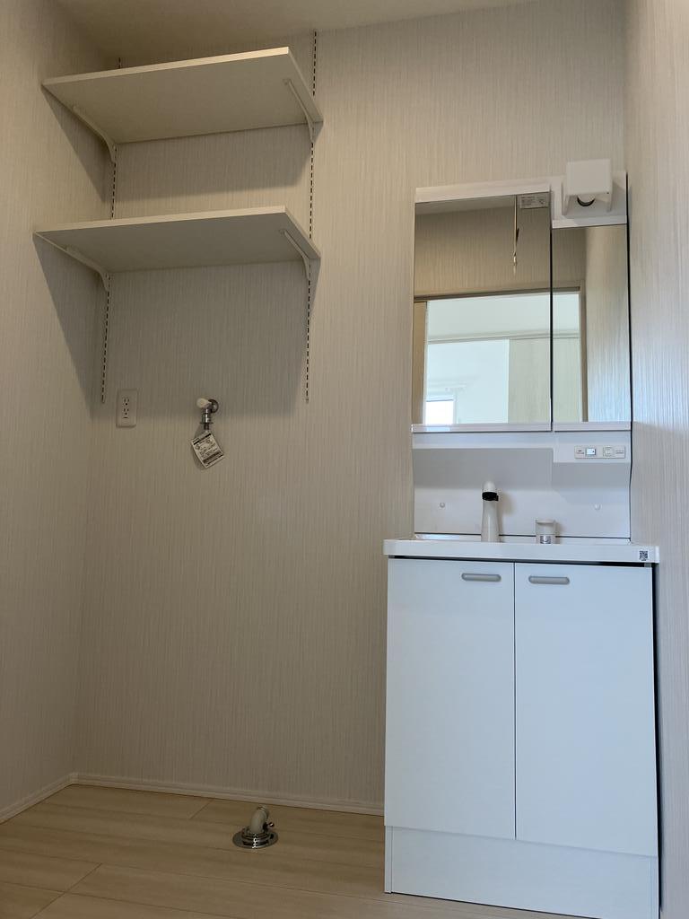 洗面設備　シャワー付き洗面化粧台（2面強）