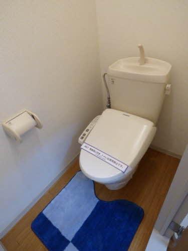 トイレ　温水洗浄便座です。