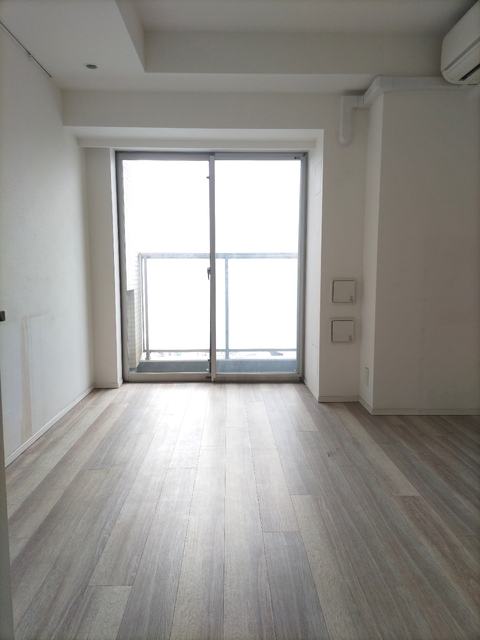 居室・リビング　★二面採光の明るいお部屋です★※クリーニング前の写真です。