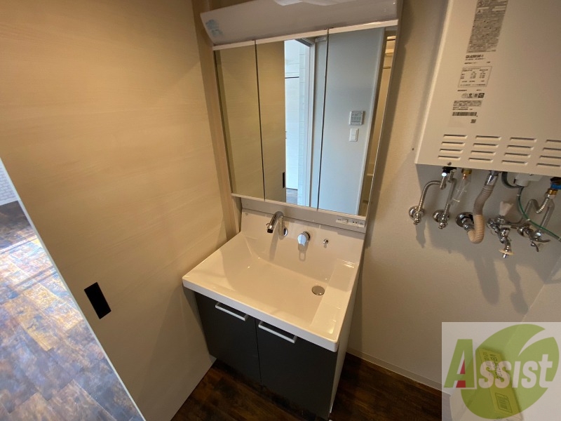 洗面設備　独立洗面台です。大きくてよいですね。シャンプーもできます！