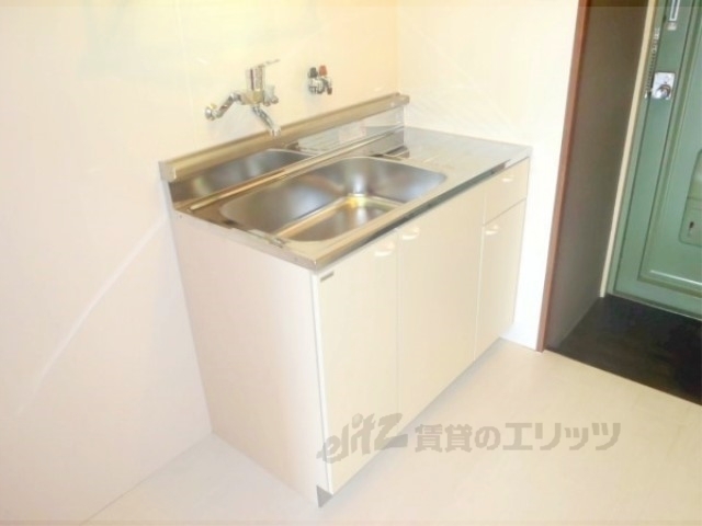 キッチン　キッチン台もきれいです。