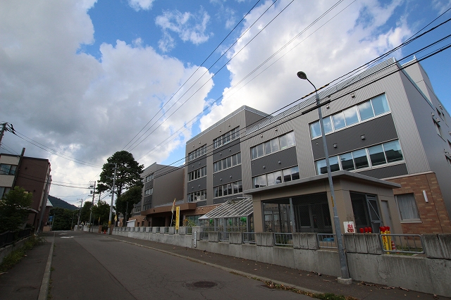 小学校　平岸西小学校（小学校）まで95m