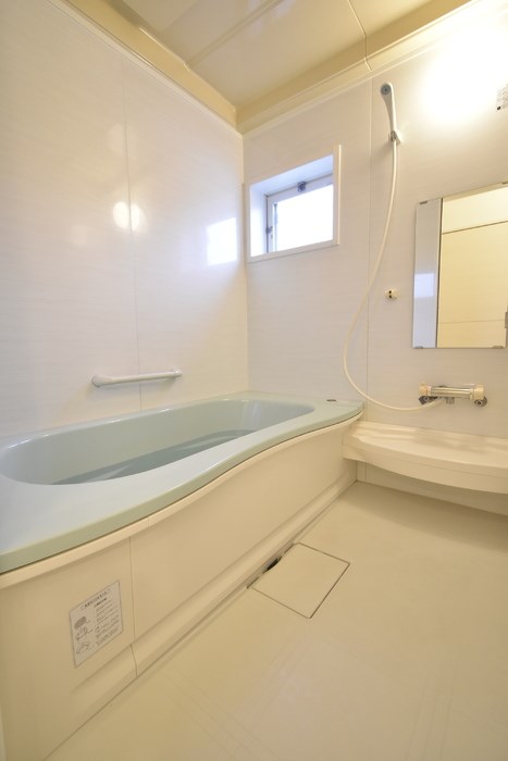 バス・シャワールーム　追い焚き機能付き一坪風呂です♪