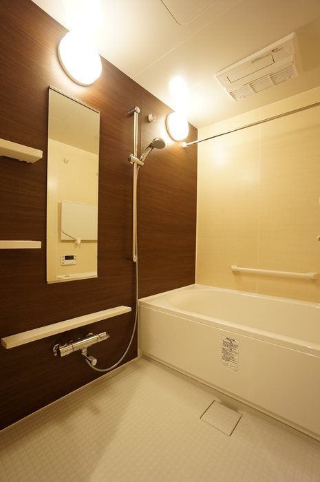 バス・シャワールーム　豪華な1坪の浴槽です。日々の疲れをいやすのにピッタリ！