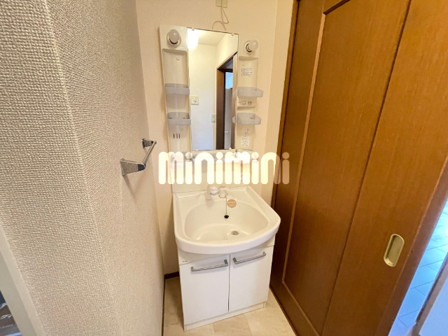 洗面設備　独立洗面台付きです