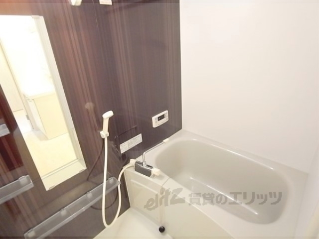 バス・シャワールーム　壁の一面は黒でオシャレです。