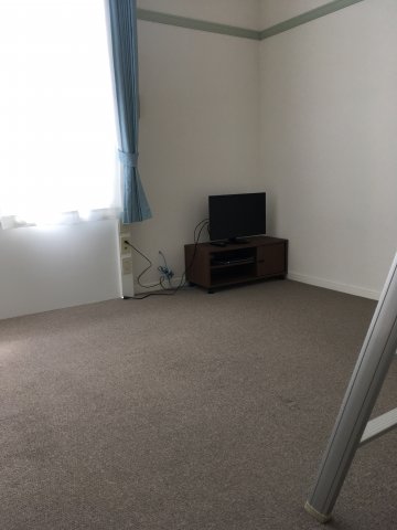 居室・リビング　大きな窓で、日当たり良好です。