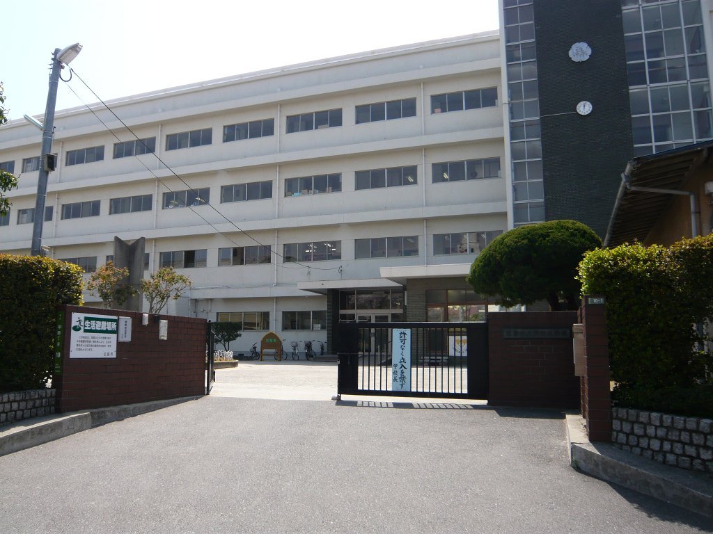 小学校　広島市立翠町小学校（小学校）まで670m