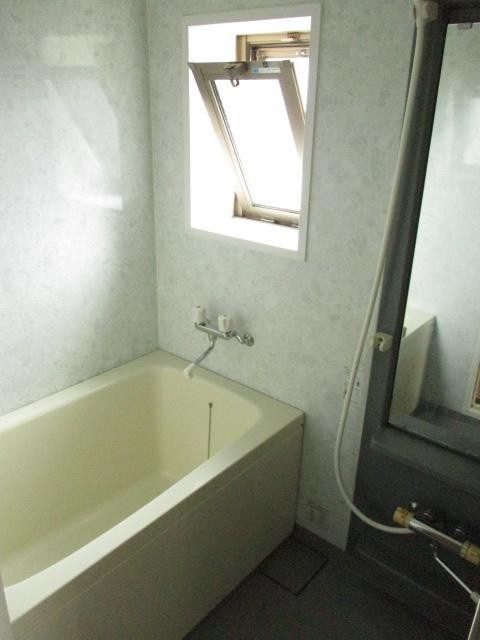 バス・シャワールーム　浴室は窓があって換気しやすいです。