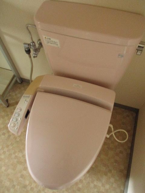 トイレ　温水洗浄暖房便座です。