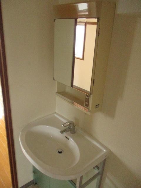 洗面設備　洗面台が独立しているのはうれしいですね。