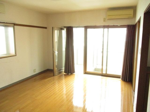 居室・リビング　日当たりのよいリビングスペースです。