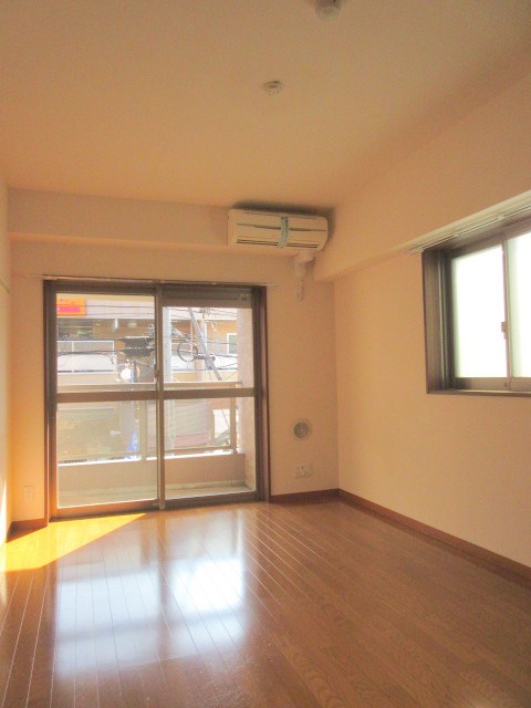 居室・リビング　角部屋2面採光南西向きので明るい洋室７．３帖