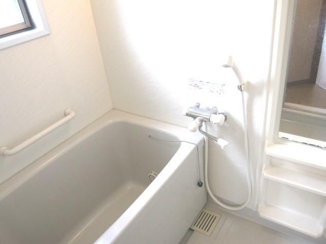 バス・シャワールーム　★窓付きで風通しのいいバスルームです★