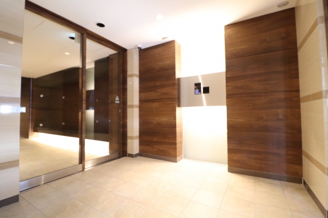 エントランス　オートロック、宅配BOXございます。