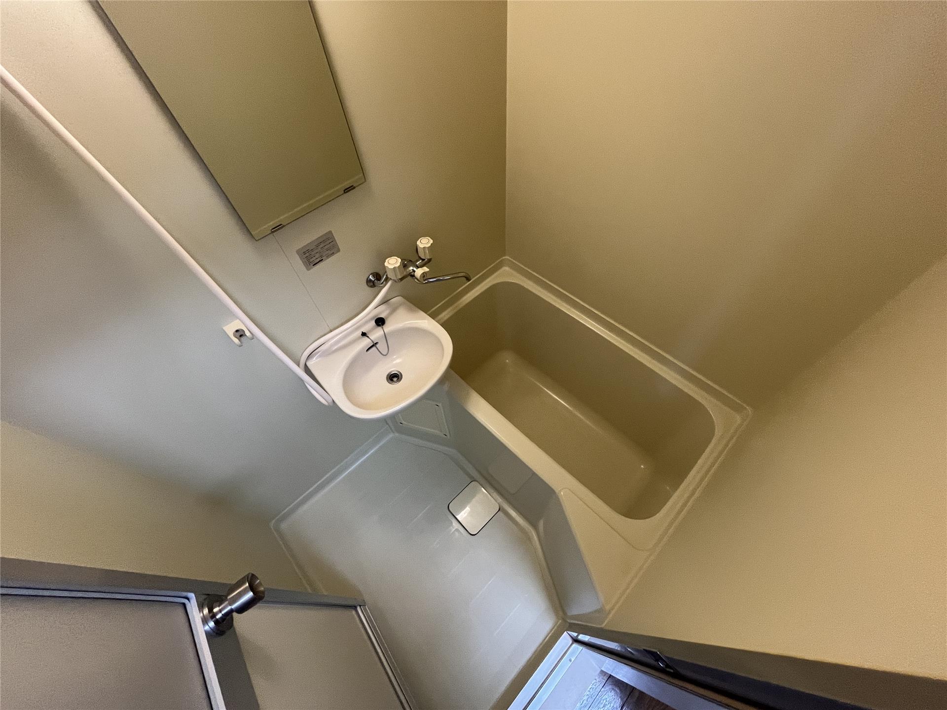 バス・シャワールーム　洗面台と一体型のお風呂です♪