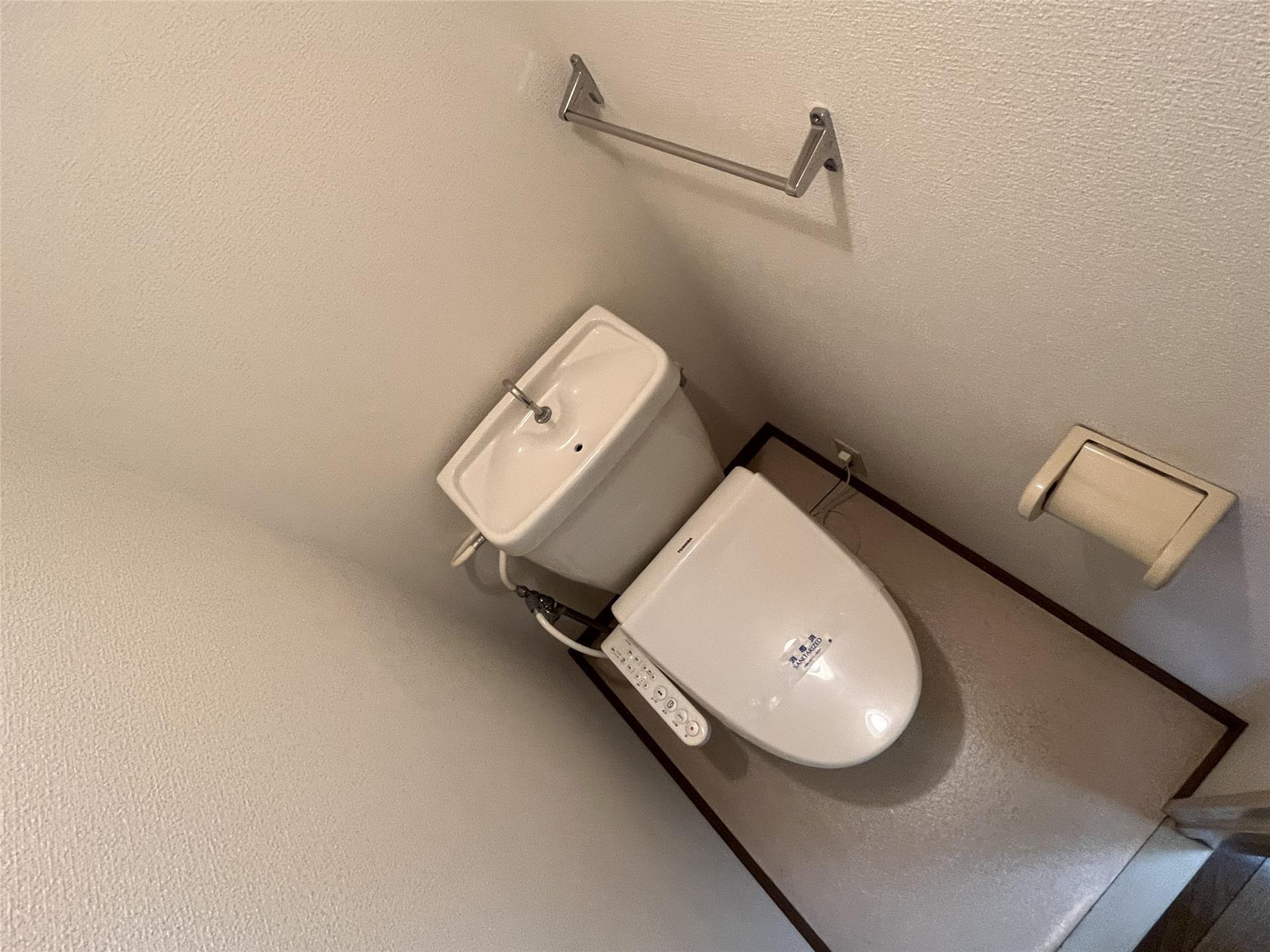 トイレ　ウォシュレット機能付きの洋式トイレです♪
