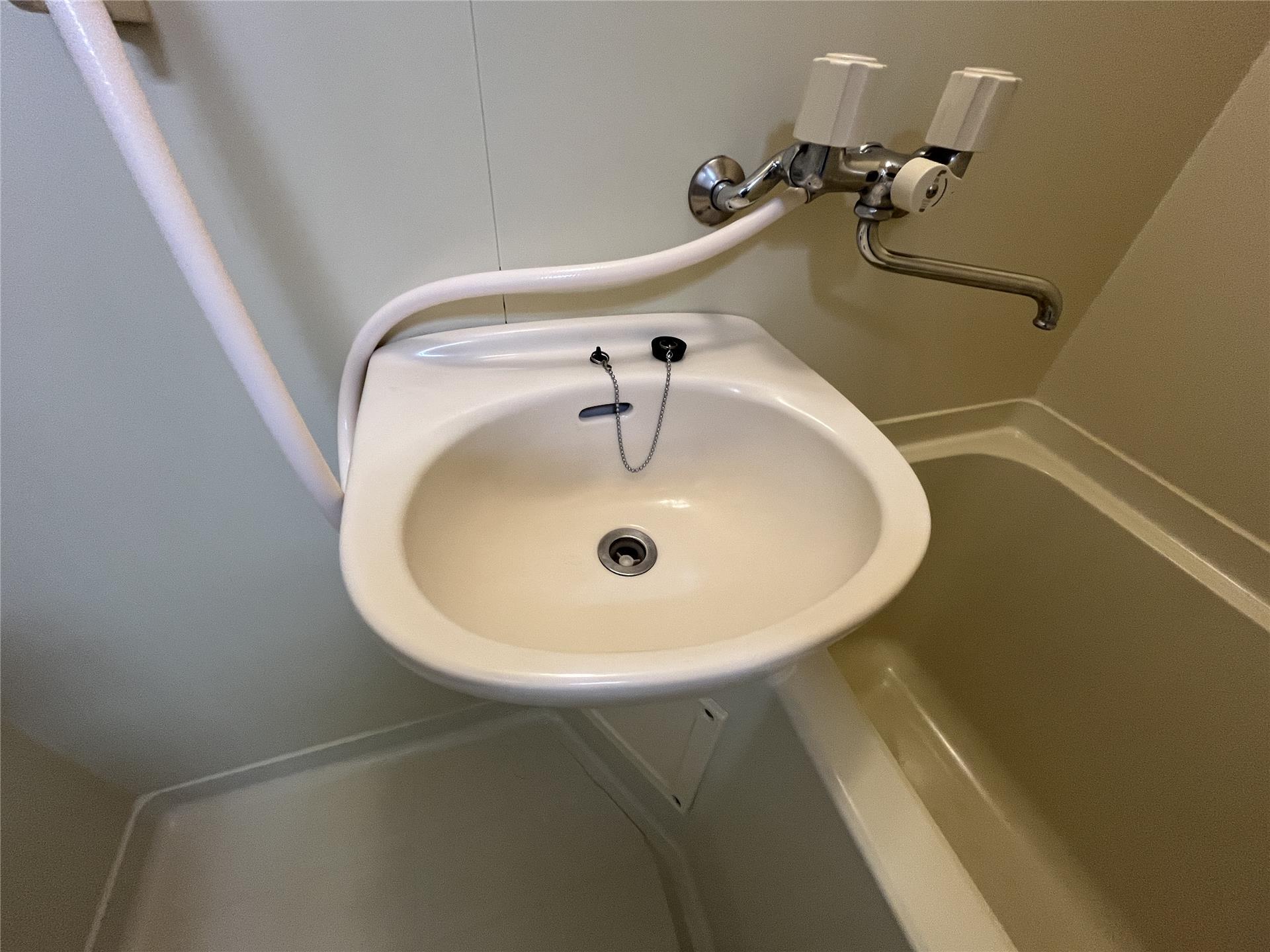 洗面設備　お風呂にある洗面台なのでシャワーが使えて便利♪