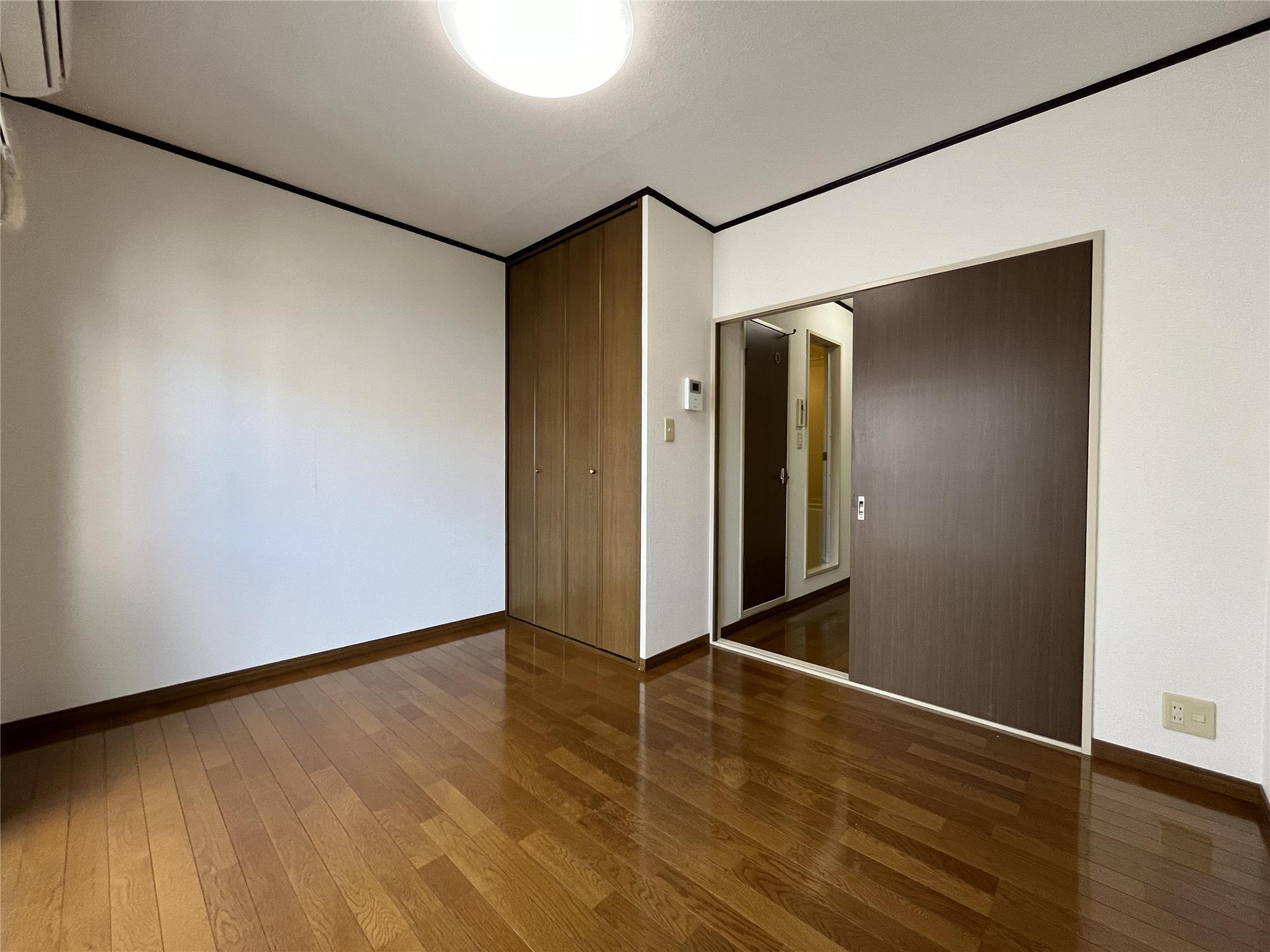 居室・リビング　お部屋をスッキリ使えるクローゼット付♪