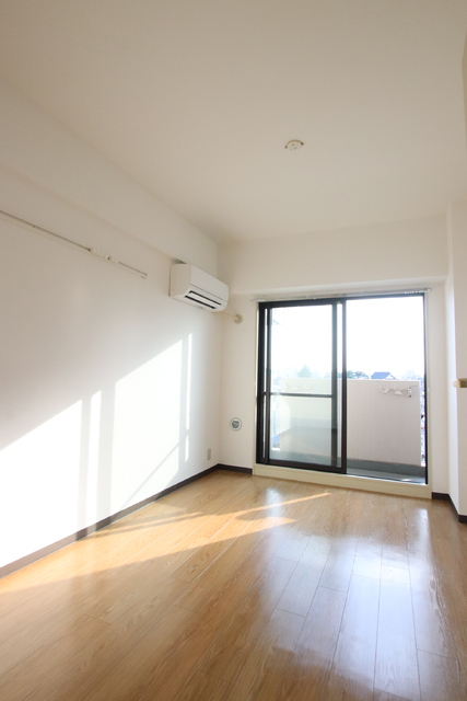 居室・リビング　【洋室５．５帖】南西向き・エアコン付き★