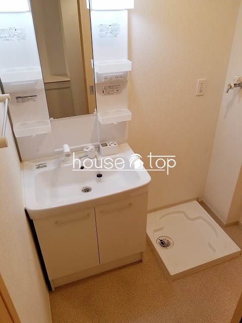 洗面設備　シャンプードレッサー付き！脱衣スペースも広いですよ♪