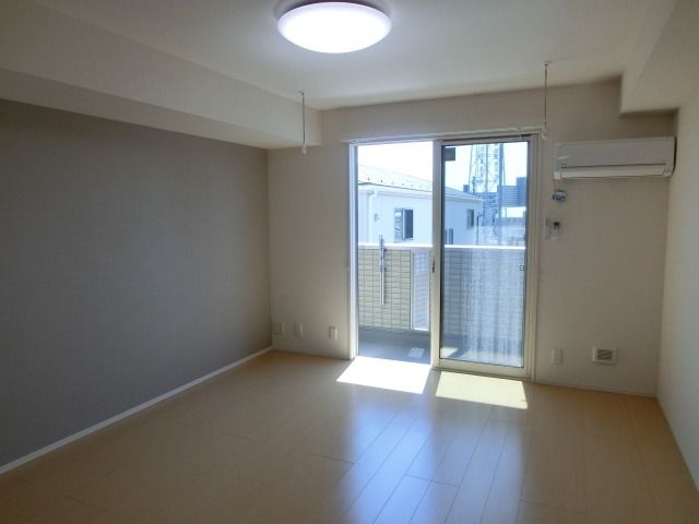 居室・リビング　12帖の広めの洋室・エアコン付き