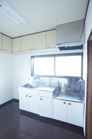 キッチン　吊戸棚が多めで収納に重宝しそうです。