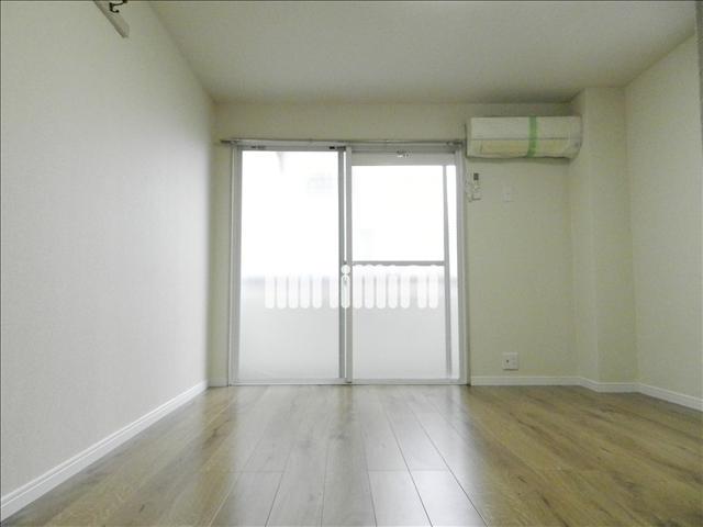 居室・リビング　明るい居室です